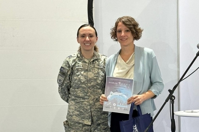 Profesora Nicole Jenne con una integrante de las fuerzas armadas