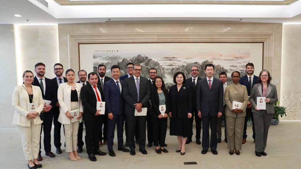 Profesor Francisco Urdinez junto a otros académicos de Delegación de Académicos Jóvenes de la Think Tanks de alto nivel Latinoamericanos