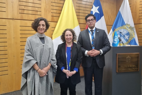 María José Torres Macho, Coordinadora Residente del Sistema de las Naciones Unidas en Chile;  Valeria Palanza, Decana de la Facultad de Historia, Geografía y Ciencia Política UC; y Guillermo Ulloa, presidente de PUCUNS 