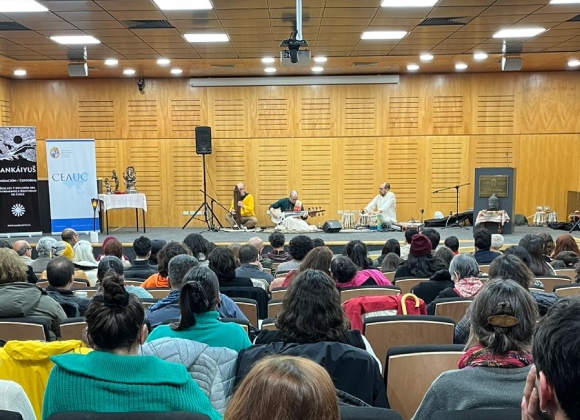 Grupo Hindustani liderado por el maestro Millapol Gajardo, presentando un concierto de música clásica India en el Auditorio de nuestra Facultad