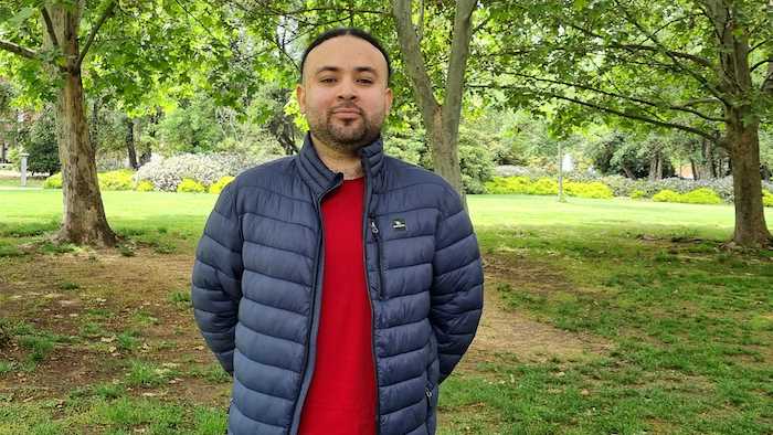 Fotografía de Bruno Jiménez, estudiante del ICP, con fondo de pasto y árboles verdes