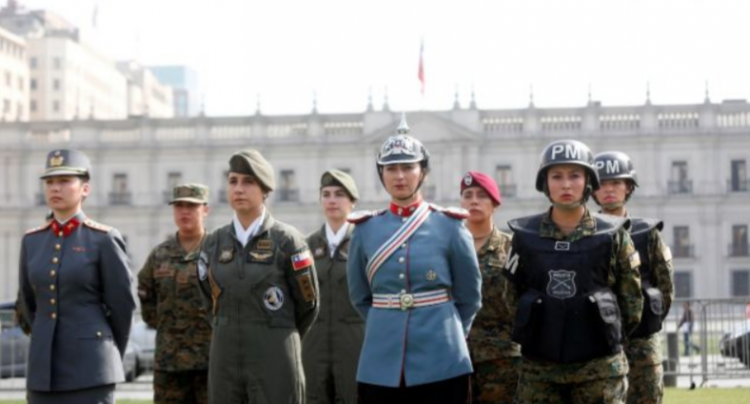 Foto de Personal femenino en las Fuerzas Armadas frente a La Moneda