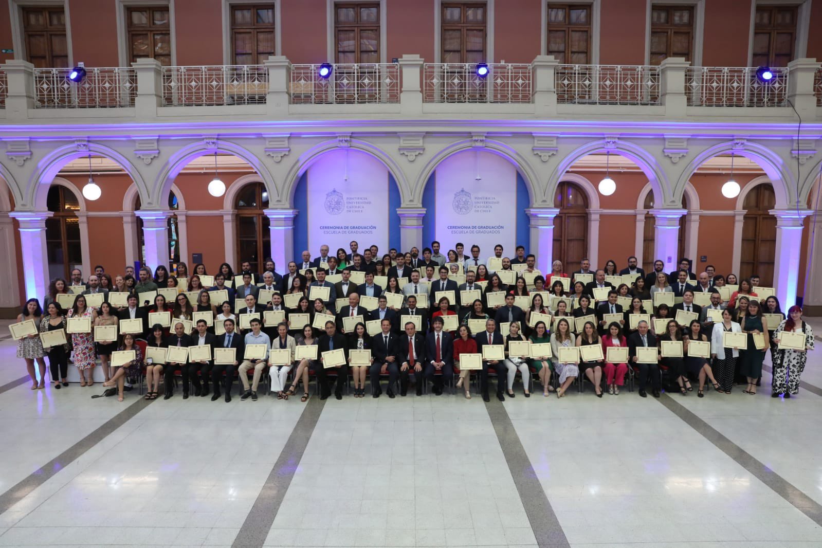 Foto de las y los nuevos 180 doctores y doctoras