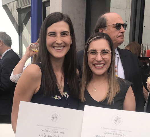 Profesoras Carla Alberti y María Fernanda Hernández con el diploma del Reconocimiento a la Excelencia Docente (PRED) 2022