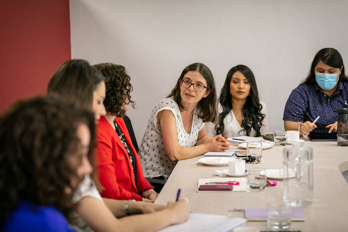 Foto conversatorio con Irina Karamanos, Valeria Palanza, Umut Aydin y estudiantes de doctorado de ciencia política