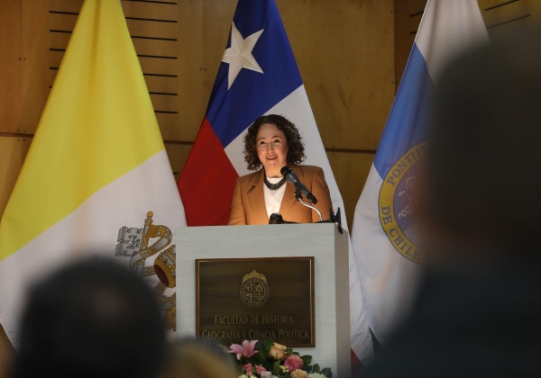 Profesora Valeria Palanza en el podio del auditorio de la Facultad de Historia, Geografía y Ciencia Política UC 