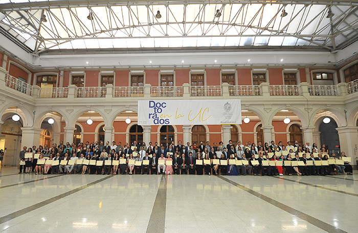 Foto de todos los doctores y doctoras que recibieron su grado en la ceremonia realizada en el Salón Fresno del Centro de Extensión 