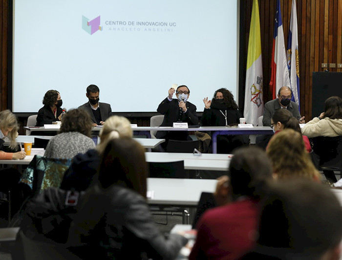 Porfesoras Valeria Palanza y Julieta Suárez-Cao junto a otros expositores en el Foro Universitario UC