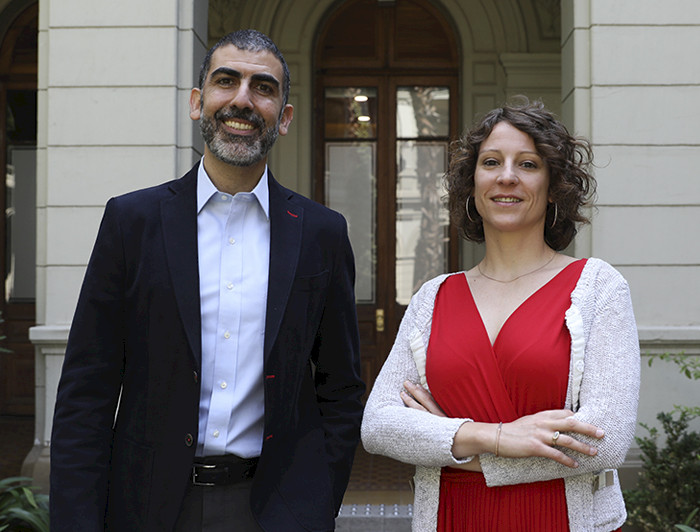 Profesora y directora del Centro de Estudios Asiáticos de la UC, Nicole Jenne, junto al académico de la Facultad de Derecho y director del Centro de Estudios Internacionales de la UC, Jorge Sahd 