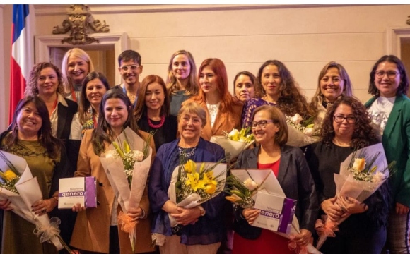 Autoridades y académicas junto a la ex presidenta Michelle Bachelet en la presentación de libro “Parlamentos Sensibles al Género: el caso de Chile”