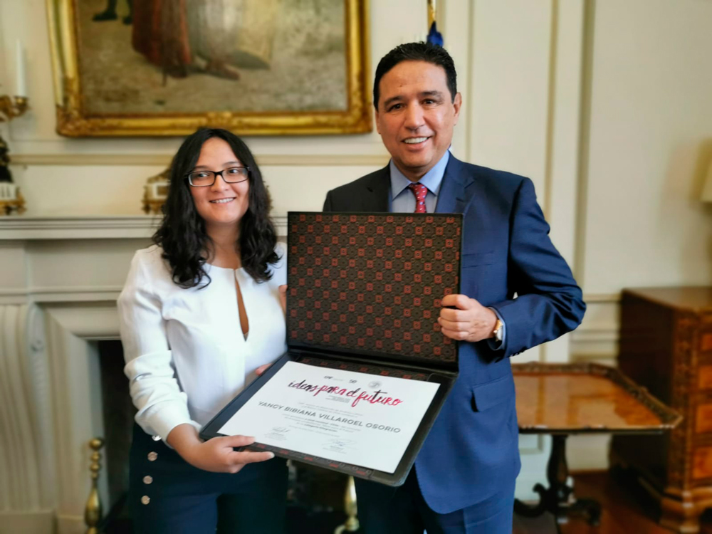 Estudiante Yancy Villarroel recibiendo diploma de reconocimiento