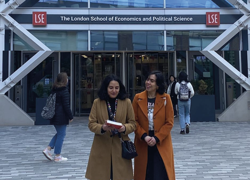 Yancy Villarroel, ex estudiante del ICP-UC, junto a otra persona frente a London School of Economics