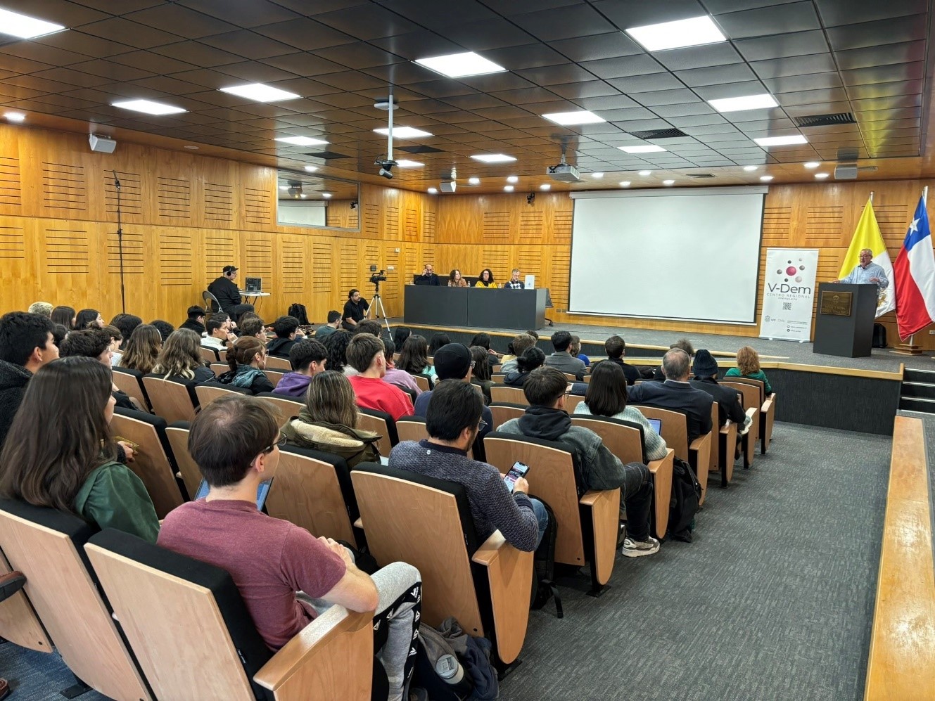 publico asistente al seminario ¿está en retroceso la democracia?