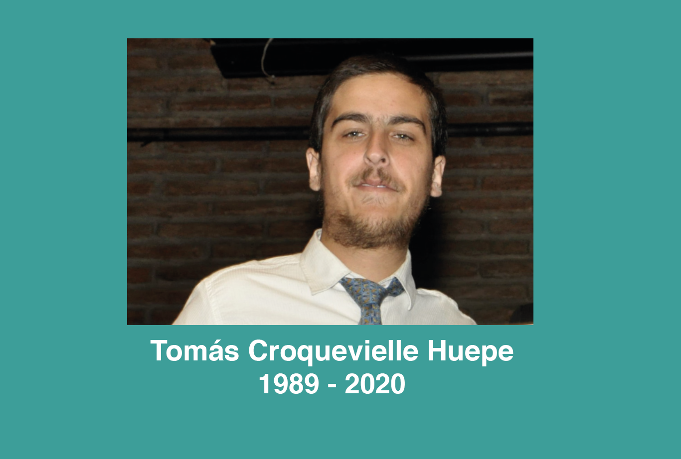 Foto de Tomás Croquevielle Hupe en fondo calipso. Letras blancas en zona inferior:Tomás Croquevielle Hupe. 1989-2020.